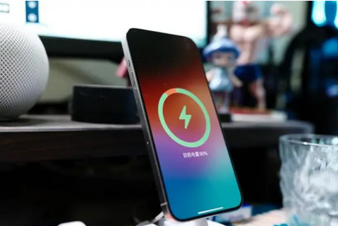 呼伦贝尔苹果15换屏服务分享用什么充电器给iPhone15充电更好 